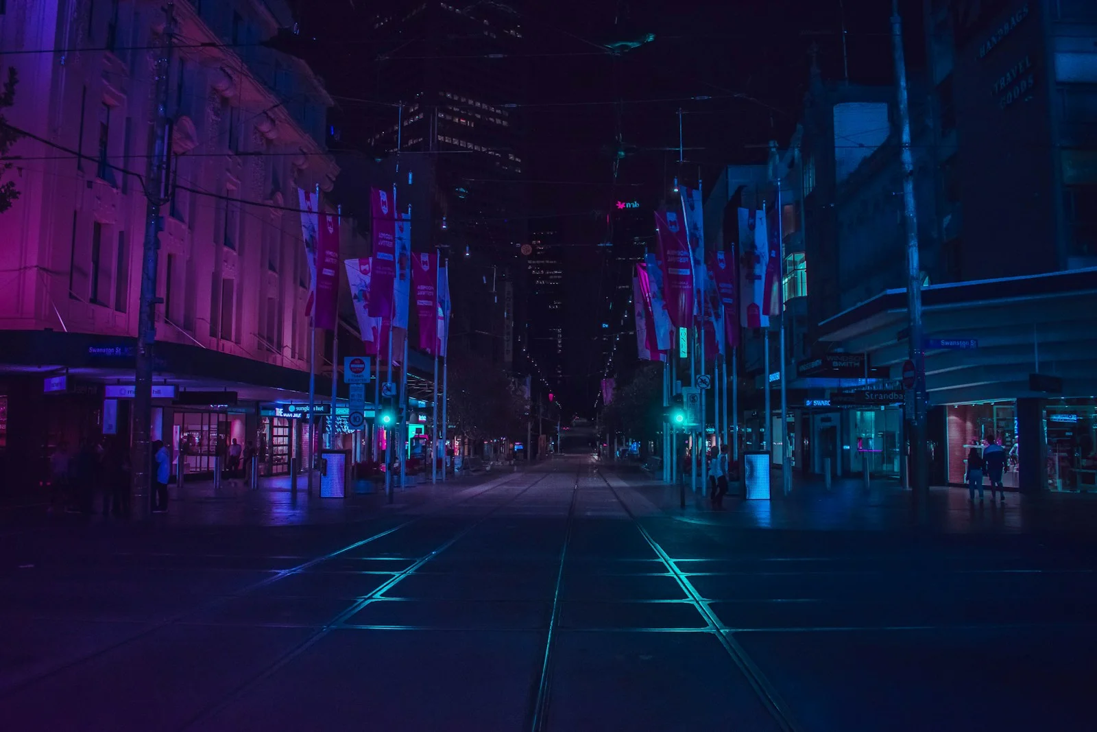 四虎视频私人影院专题:蓝紫霓虹夜间街道摄影